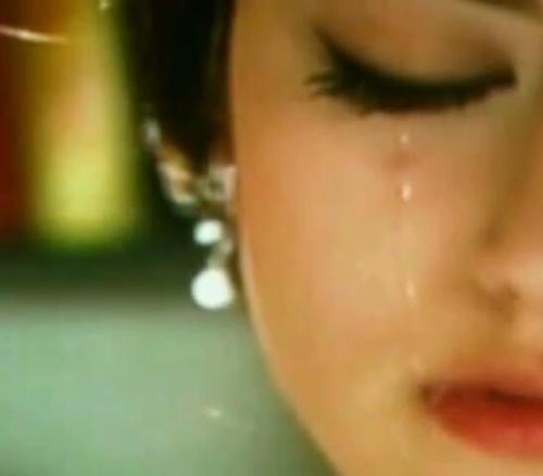 ‏‏‏‏إنتقائيه جدا  اعيش على كم هائل  من الكبرياء .. عشرينيه .. عاثرة الحظ ،لا أُحب سوى المستحيل..اميل ; الى قراءة الاشخاص   ..   و إبداء إعجابي برتويت
