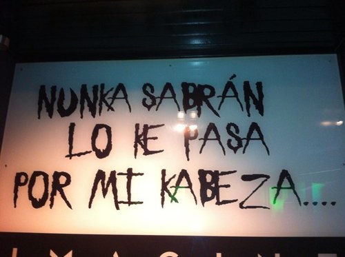 Es la historia de quién nunca se arrepiente, porque siempre se convence, de que no puede cambiar. Es la crónica de un ciego y su mentira, que mil veces repetida