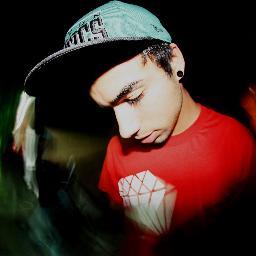 Sou tênis vermelho, skate no pé blusão e calça jeans.