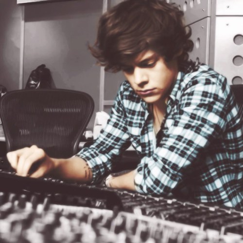 Please follow @Larryssxybitch because she just gave you a free follow. Ask for a fb.