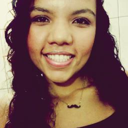 20, geminiana, brigadeiro, dançar, vodka, som alto, inconstante e #FELIZ. Guardo os meeus problemas & mostro o sorriso.