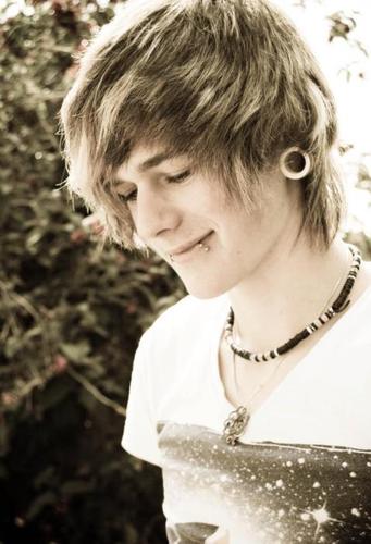 ★Name is Nathan, 18, gay, single. Talk to me. Stay strong, life is worth living★