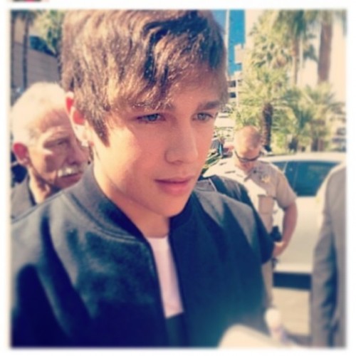 I'm just a 13 years old dutch girl who's obsessed with Austin Mahone!