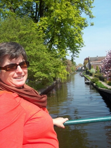 Doen meubelvervoer. Is 'n ma en ouma. Baie nuuskierig oor wat in die wye wereld aangaan.