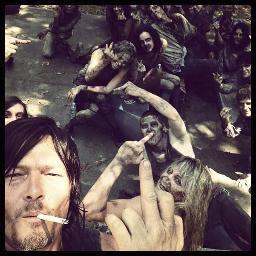 Apaixonadas por The Walking Dead ! Página no Facebook:https://t.co/vJPHSNncSV Curta lá,e nós sigam aqui ! ;)