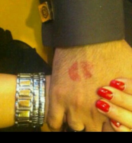 randiie2's profile picture. هناك عطور لا نعشقها لجمالها ولكن 
نعشقها لإننا تذكرنا ونتنفس فيها من نحب !