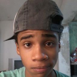 tenho 12 anos , jogo bola , estudo , sou OUSADO jogando bola , rs vlw (: