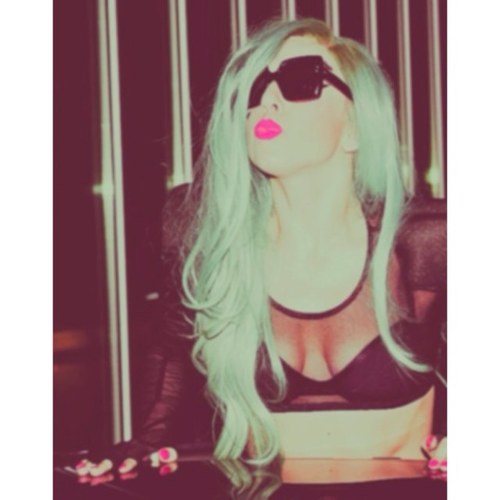 •One Direction, Justin Bieber, Demi Lovato, Taylor Swift, Ariana Grande, Lady Gaga•
