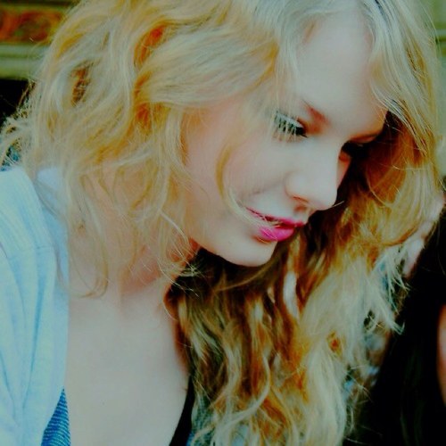 ♡ ωe didn't bring taylor up, so haters couƖd ωear her doωn