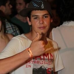 Tranquilo,gênero forte,romântico,alegre tento ser melhor que posso!!