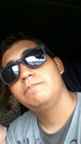 19 anos, estudante, paraquedista, sonho alto sim, e muitas vezes tiro os pés do chão.