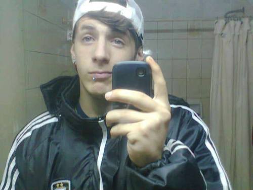 Aguante el rap argentino los lg records wachoo Soy de boca,soy fiel,me llevo mejor con las mujeres y si sos piola con migo me vas a tener en todas ;)