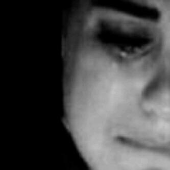 أنا الفتاه المُنكسره امام عينيك ..أنا التي ذهبتّ هيبتها وتبجُلت منْ اجلك .. أنا من تجرعت مراره الالم فِ ابتعادُك ، أنا السعيده التي بعد حُبك تعيسه !!