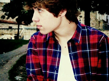 Dos chicas que entraron a Twitter y se enamoraron de su sonrisa, @Manufearless Verle feliz como forma de vida.