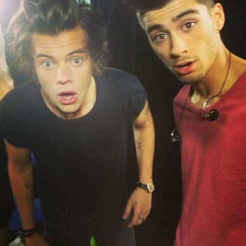 Hola somos Irma y Celi, dos de ∞ Directioners y aquí encontrarás todo sobre nuestros cinco ídolos, los chicos de las escaleras.