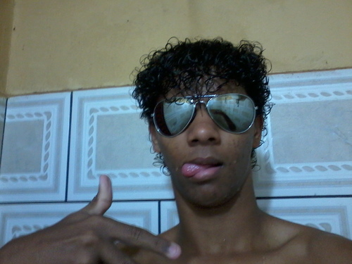 Eu olho para dentro de mim, e não me importo com o que as pessoas fazem ou dizem eu me preocupo só com as coisas certas.