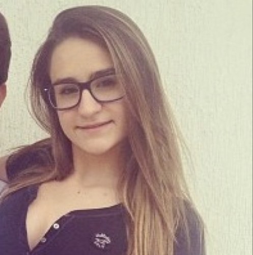 Aquariana, mineira, tímida, curiosa. Casada com o John Mayer, amo cinema, fotografia, moda. E minha comida favorita é temaki :3