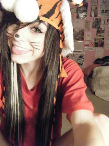 Hiii. Im Sammie. Im 18. Soo single. Forever All time low hoe. Energy drinks are my love. Straight.