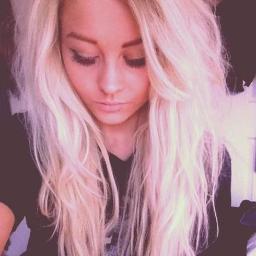 Leslie, 16 ans, adore écrire. Passions : Shopping & Jeux Vidéos