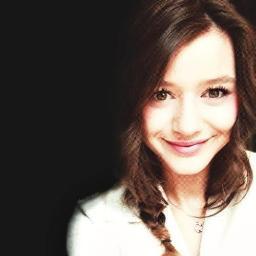 Eleanor Jane Calder. Tengo 19 años. Estudio política y sociología en la Universidad de Manchester y modelo en Hollister. | FAKE |