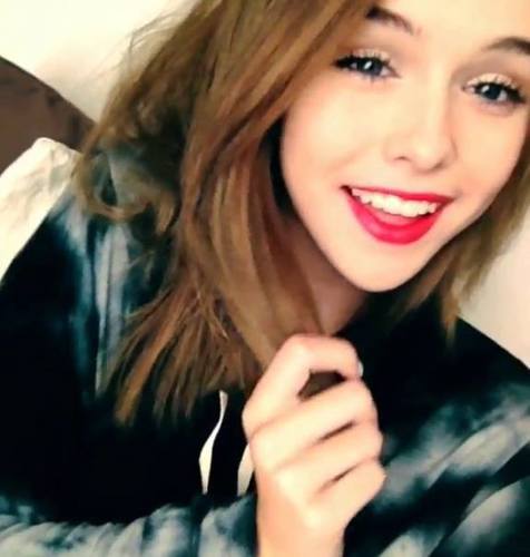 Hi, I'm acacia clark. im from malibu, california. and i love all my fans 3
