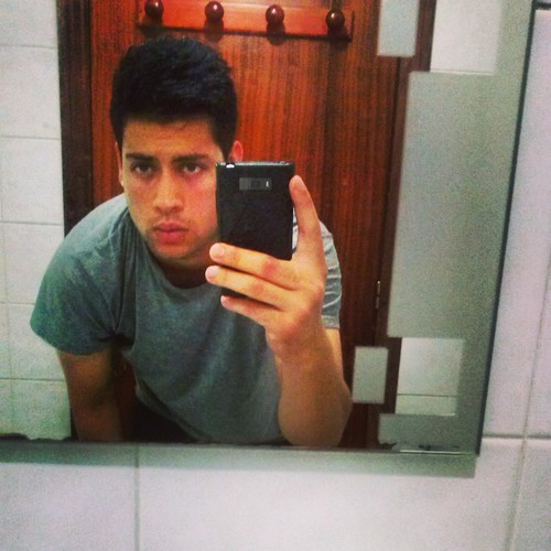 22.Estudiante de MKT y Publicidad. En proceso de aprendizaje, Siempre a mi ritmo..Fanático incondicional del Arte y de las ideas de sombrerero. My life,My rules