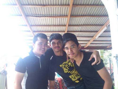 juz a simple boyz with a simple life i will not give up until i reached the top of the mountain not a strong man actually,not a clever bunch.juz simple BOYZ