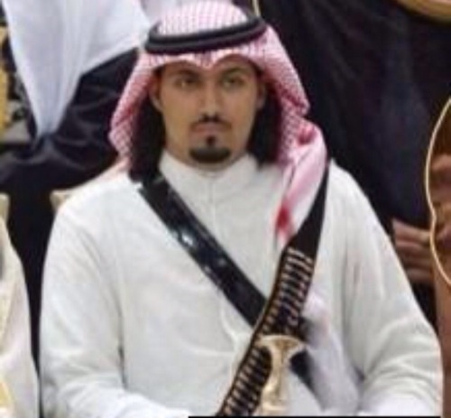 جعَل عينہ ما تذوق آلحزن ذآك الليّ بـ قلبيَ له حكايه ..
