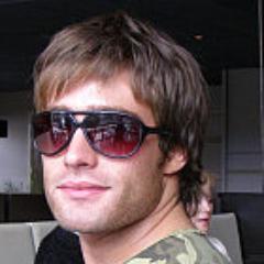 Padre. Marido. Empresario. Síganle para conocerle más.
