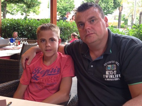 Getrouwd met Linda, 2 lieve kids Stef en Gwen. Werkt bij van Huët Glastransporten BV in Milsbeek als General Manager.