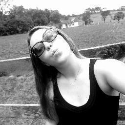 ♎ Libriana, realista, engraçada,ciumenta,  imperativa, ama musicas, eclética ,que escolhe jujuba pela cor, E AMA COMER  ;3