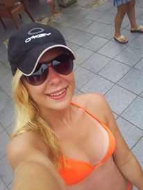 Loira,olhos verde com azul,média,funkeira e divertida smp ;)