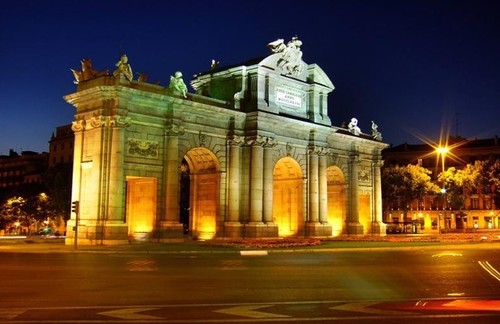 Madrid is an awesome city, enjoy it everyday, 365 Things to do in Madrid. 
Enjoy http://t.co/FhKJmQw9Hr #planmadrid
