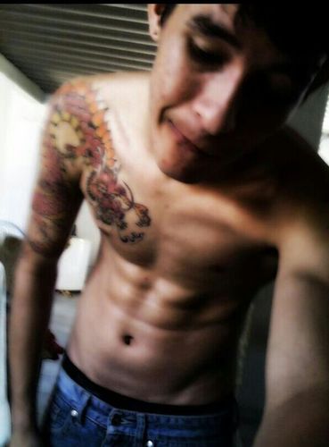 Estudio Diseño gráfico, 25 años, 1.82 cm, Flaco, tatuado, #PS3 , Amo el fútbol, #EGOCÉNTRICO.