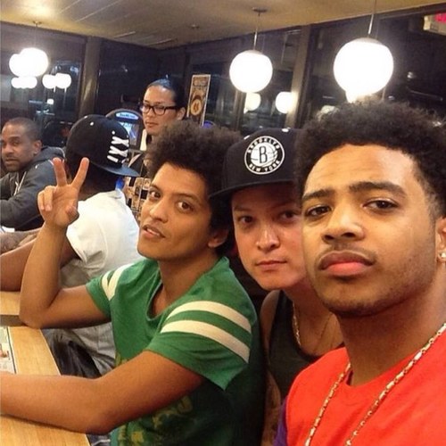 This page is dedicated to all fans and admirers of @BrunoMars and The Smeezingtons.