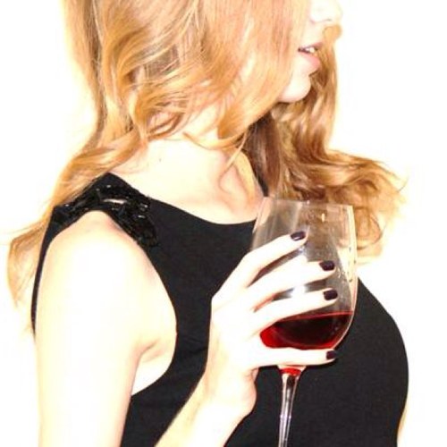 a dirty blonde model trying to make her way through life, somewhat sober. avi is definitely me. kik me whatever, whenever: theD_blonde