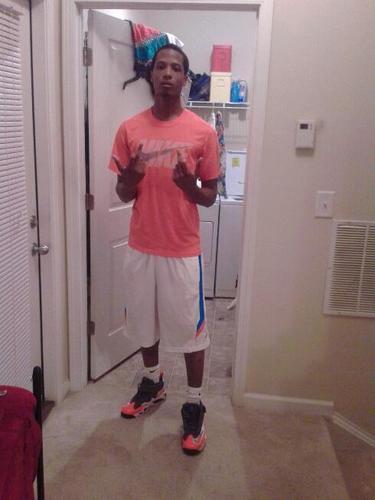 Jus a hard working young nigga and I'll never give up and I always keep shit real.. FOLLOW ME