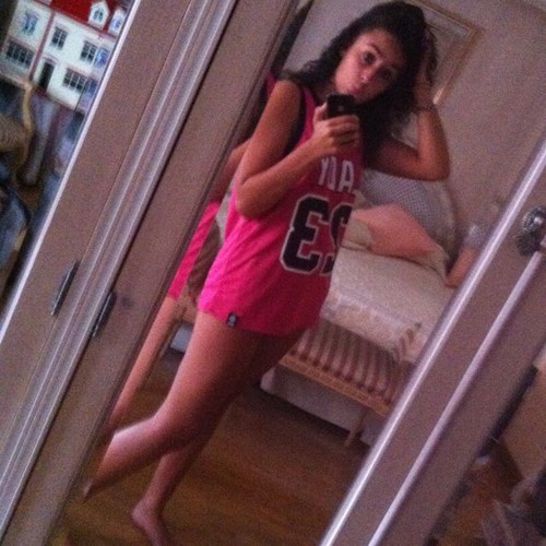 Desde el 98, dando de que hablar, bajita, pero matona, fiestera, y odia estudiar, nunca castigada, cualquier cosa hablarme por wassap:) 696622480