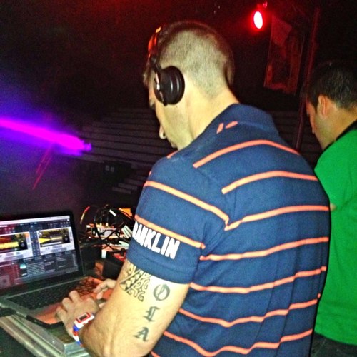 Mezclador de sonidos exclusivos para mentes seleccionadas,capaces de fusionarse entre si,haciendo del ser humano y el ritmo un unico ser !!!