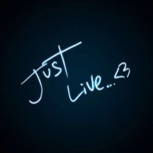 siyahtuz's profile picture. Çakmakla buluşan bi sigara gibi yanarken ruhumuz... Acımıza aldırmadan derin bir nefes çeken orospudur hayat...