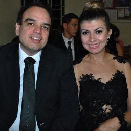 Sou casado, pai de dois filhos, economista.