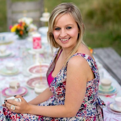 Hi my name is Hannah Elizabeth and i'm a cake stand designer loving life & cake :-) @trumanbrewery Bricklane LONDON - UK