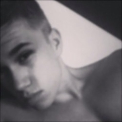 Robinverrecas_p's profile picture. I'm a superhero. I'm here to protect my girlfriend. U touch her = ur last day on earth. Only kryptonite can stop me! Contact = robinverrecas@gmail.com