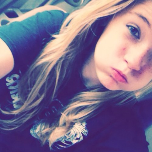 I love One Direction, Midnight Red, Justin Bieber, Austin Mahone, And HollyWood Ending N Emblem3!(: