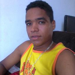 Ser feliz naum é apenas resumir a vida em bons momentos, eh tbm curtir a vida ao lado de quem nos aman e nos fazem felizes