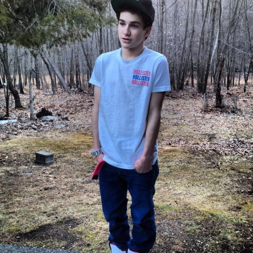 Hey its chris, I play ice hockey and backetball, Follow me(: Your beautiful❤