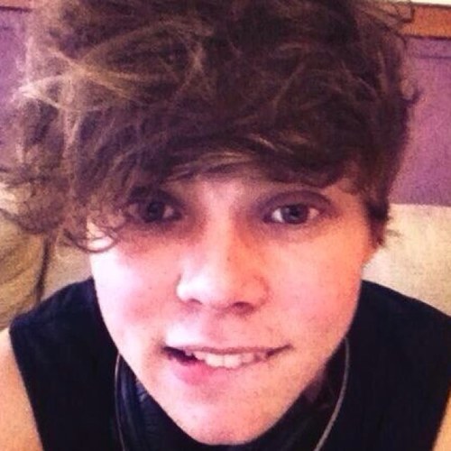I will dm you to any member of 5sos if you follow @sxphiebrown, tweet me which member(s) on this account ty