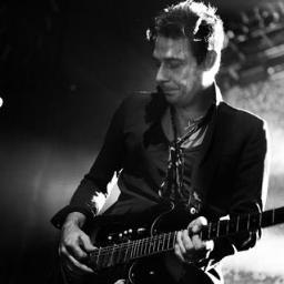 Guitarrista, cantante y compositor de The Kills.
(Parody)