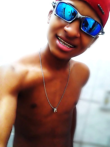sou de personalidade mto forte,sincero,romantico se queiser me conhecer e so fala comigo#$
