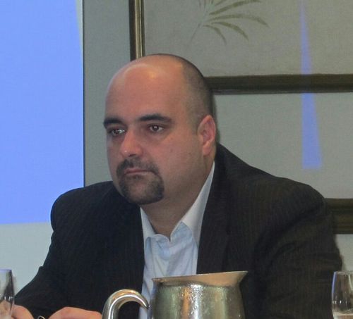 Papa de Lukas, Master en Finanzas y jugador de tenis
